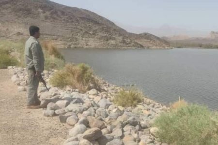 پایش مستمر بندهای خاکی توسط محیط‌بانان سراوان