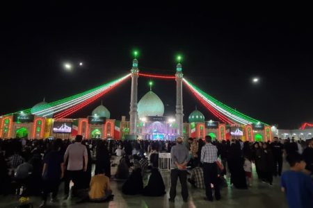 اهتزاز پرچم ایران روی گنبد مسجد مقدس جمکران