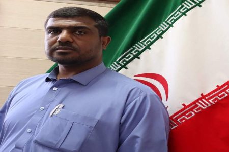 نوجوان انقلابی پرچم‌دار ایمان و استکبارستیزی