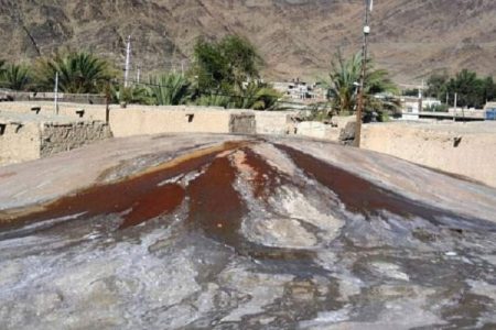 تپه نمکی «میرعمر» زیر سایه زباله‌ها نفس می‌گیرد