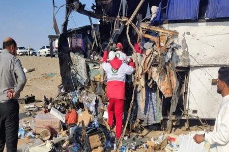 ۲ فوتی در برخورد کامیون و اتوبوس