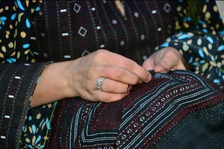 بانوان حصاروییه با سوزن‌دوزی آینده می‌سازند